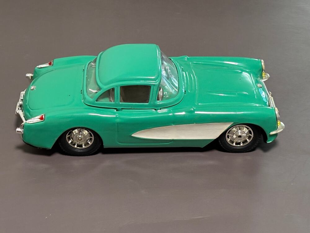 Luxe Car Vintage Cascade Green 1957 Corvette Hardtop Friction 1:18 Tin